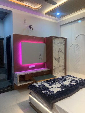 Deluxe Double Room - Hotel SK Plaza (Hamirgarh)