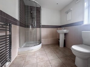A modern bathroom with a glass-enclosed shower, a pedestal sink, and a toilet. - 3 bedroom accommodation in Wisbech (Wisbech)