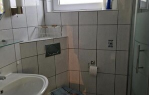 Bungalow | Bathroom - Limburg Bungalow Getaway for 6 (Simpelveld)