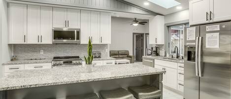 Fridge, microwave, stovetop, dishwasher