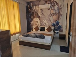 Escritorio, espacio para trabajar con laptop y wifi gratis