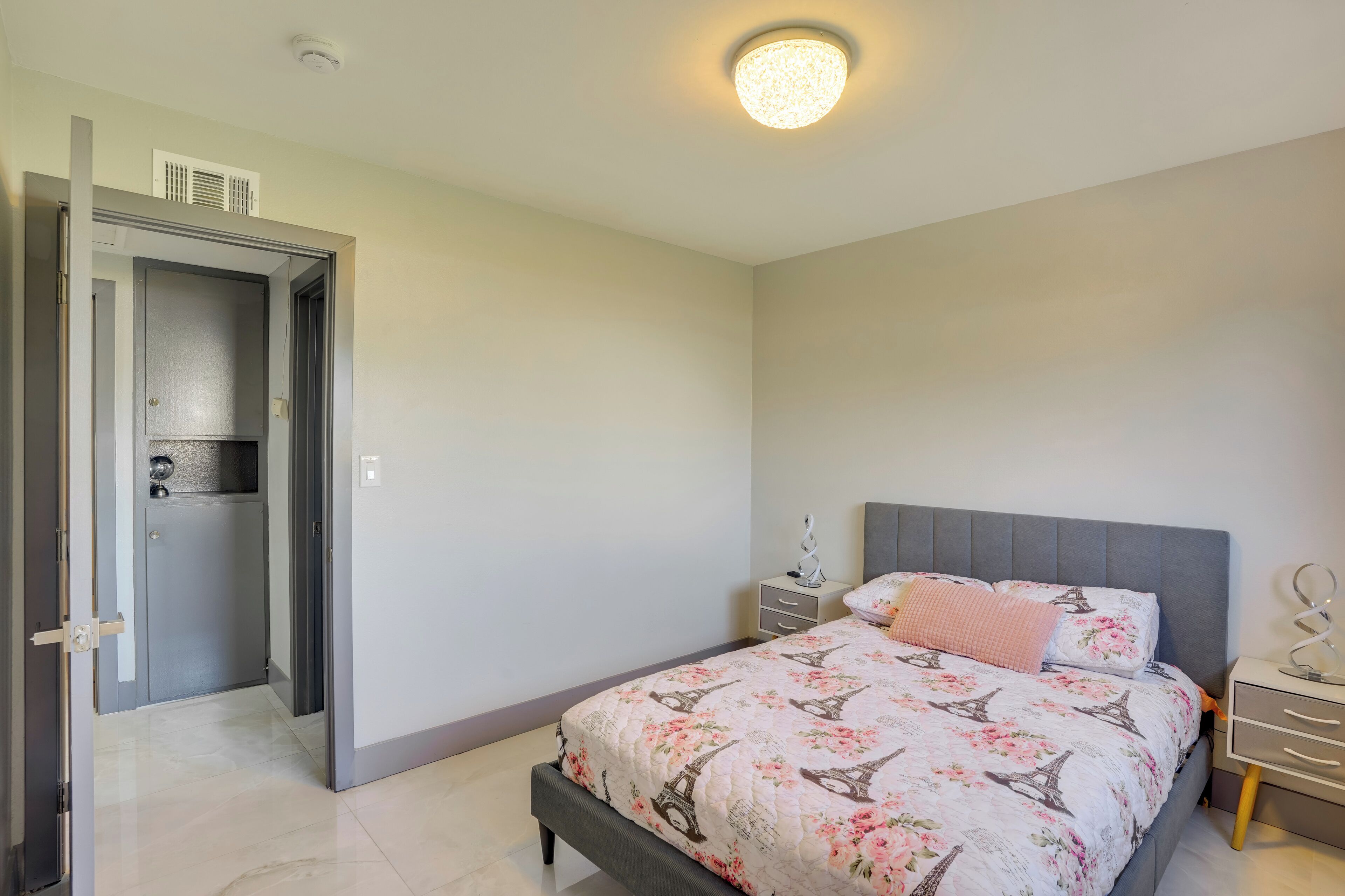 3 bedrooms, desk, iron/ironing board, internet