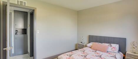 3 bedrooms, desk, iron/ironing board, internet