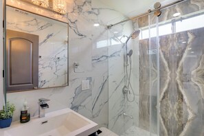 Hair dryer, towels - Work & Play! Home 5 Mi to Huntington City Beach (Huntington Beach)