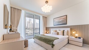 Una camera da letto moderna con un ampio letto, vista sulla città e un design minimalista.