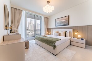 Un dormitorio moderno con una cama grande, vistas a la ciudad y un diseño minimalista.