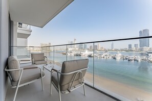 Property grounds - Luxury 2BR Waterfront Apartment with Stunning Harbour Views, Private Beach (Dubai)
