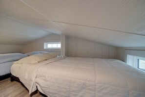 1 bedroom, desk, internet, bed sheets