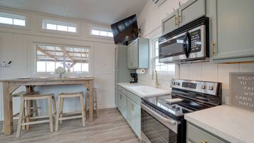 Réfrigérateur, micro-ondes, plaque de cuisson, cafetiÚre/bouilloire