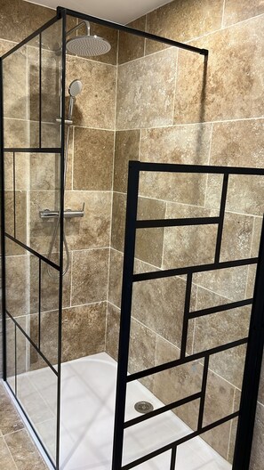 タオル、トイレットペーパー