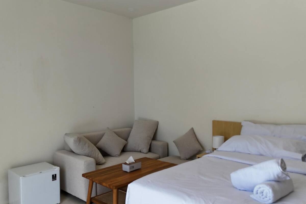 Bàn, truy cập Internet không dây miễn phí, bộ trải giường