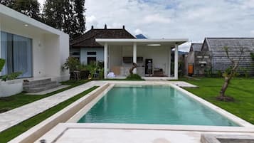 Sviitti, näköala uima-altaalle | Uima-allas | Ulkouima-allas