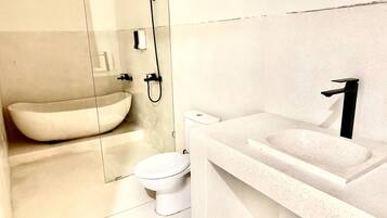 Sviitti, näköala uima-altaalle | Kylpyhuone | Suihku, ilmaiset hygieniatuotteet, hiustenkuivaaja, pyyhkeet