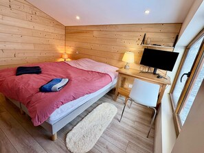 Room - Spacious and bright, in a chalet, with superb mountain views, near Morzine (Saint-Jean-d'Aulps)