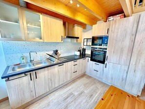 Private kitchen - Spacious and bright, in a chalet, with superb mountain views, near Morzine (Saint-Jean-d'Aulps)