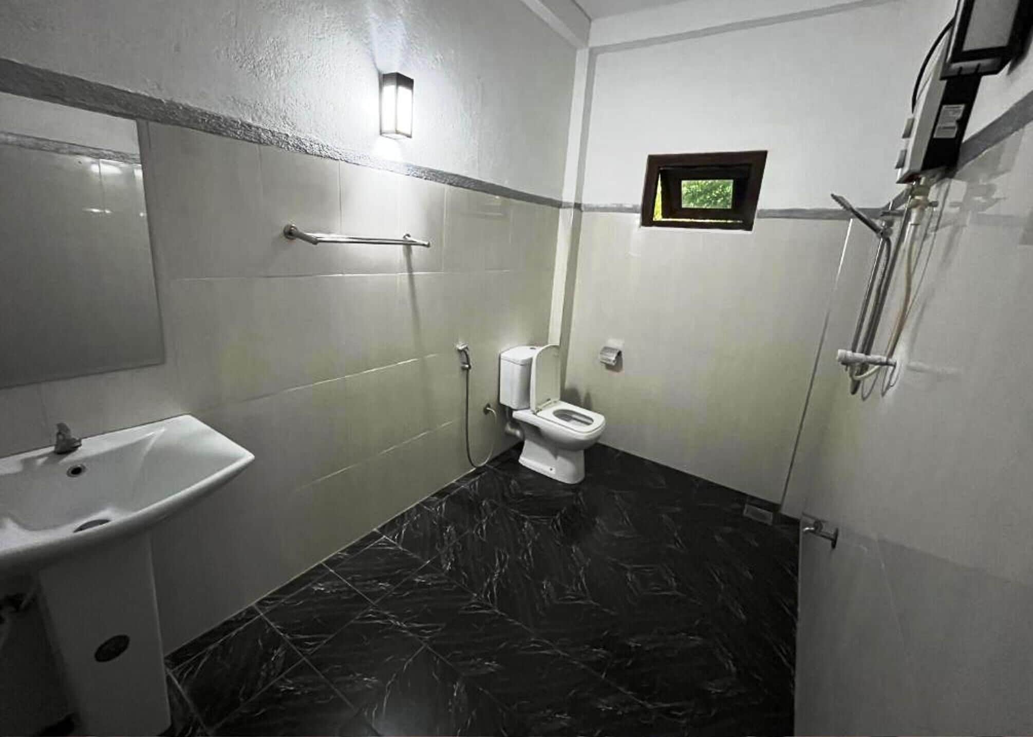 Deluxe Double Room, Garden View | Bathroom | Shower, free toiletries, towels, soap