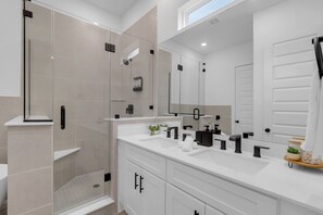 Hair dryer, towels, soap, shampoo - LUX Houston 3BR Close To TMC, NRG, Downtown (Houston)