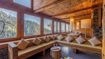 Deluxe Villa, Mountain View | Interior