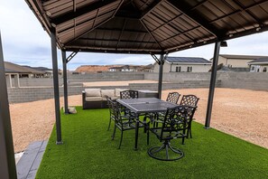 Outdoor dining - The Mustang Collection 55 Newly Built Desert Retreat (Page)