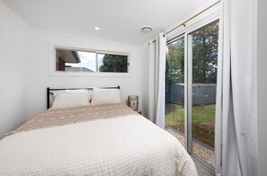 3 bedrooms, iron/ironing board, WiFi, bed sheets - Home in Wagga Wagga (Turvey Park)