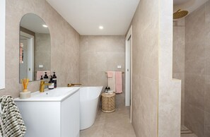 Shower, hair dryer, towels, soap - Home in Wagga Wagga (Turvey Park)