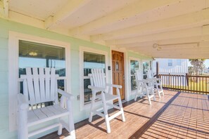 Terrace/patio - Walk to Shore! Family-Friendly Surfside Beach Gem (Surfside Beach)