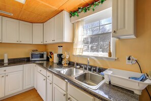 Kjøleskap, mikrobølgeovn, kokeplater og kaffetrakter/tekoker