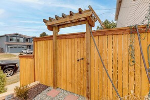 Property grounds - Extended Stay in Denver! Cozy Apartment w/ Patio (Denver)