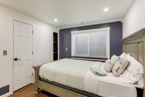 2 bedrooms, Internet, bed sheets - Extended Stay in Denver! Cozy Apartment w/ Patio (Denver)