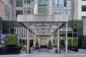 Exterior detail - Marriott Vacation Club®, New York City. 2 Double Bed Room, Street View (New York)