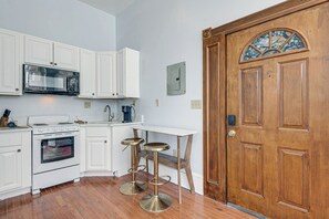 Refrigerador, microondas, parrilla de estufa y cafetera y tetera