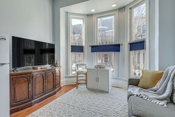 TV - 1 Block to Penn Station-Baltimore! Urban Studio (Baltimore)