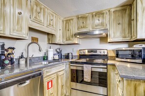 Fridge, microwave, stovetop, dishwasher - 4 Mi to Forbidden Caverns! Mtn-View Gem in Smokies (Sevierville)