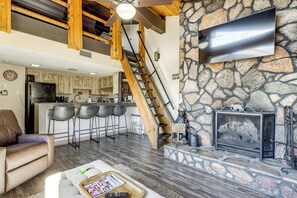 TV, fireplace, books - 4 Mi to Forbidden Caverns! Mtn-View Gem in Smokies (Sevierville)