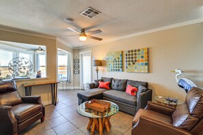 TV - Walk to Beach! Pet-Friendly Mustang Island Retreat (Port Aransas)