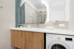 Shower, hair dryer, towels, shampoo - Comfortable Studio in Gdansk | Balcony, Parking, Air Conditioning (Gdańsk)