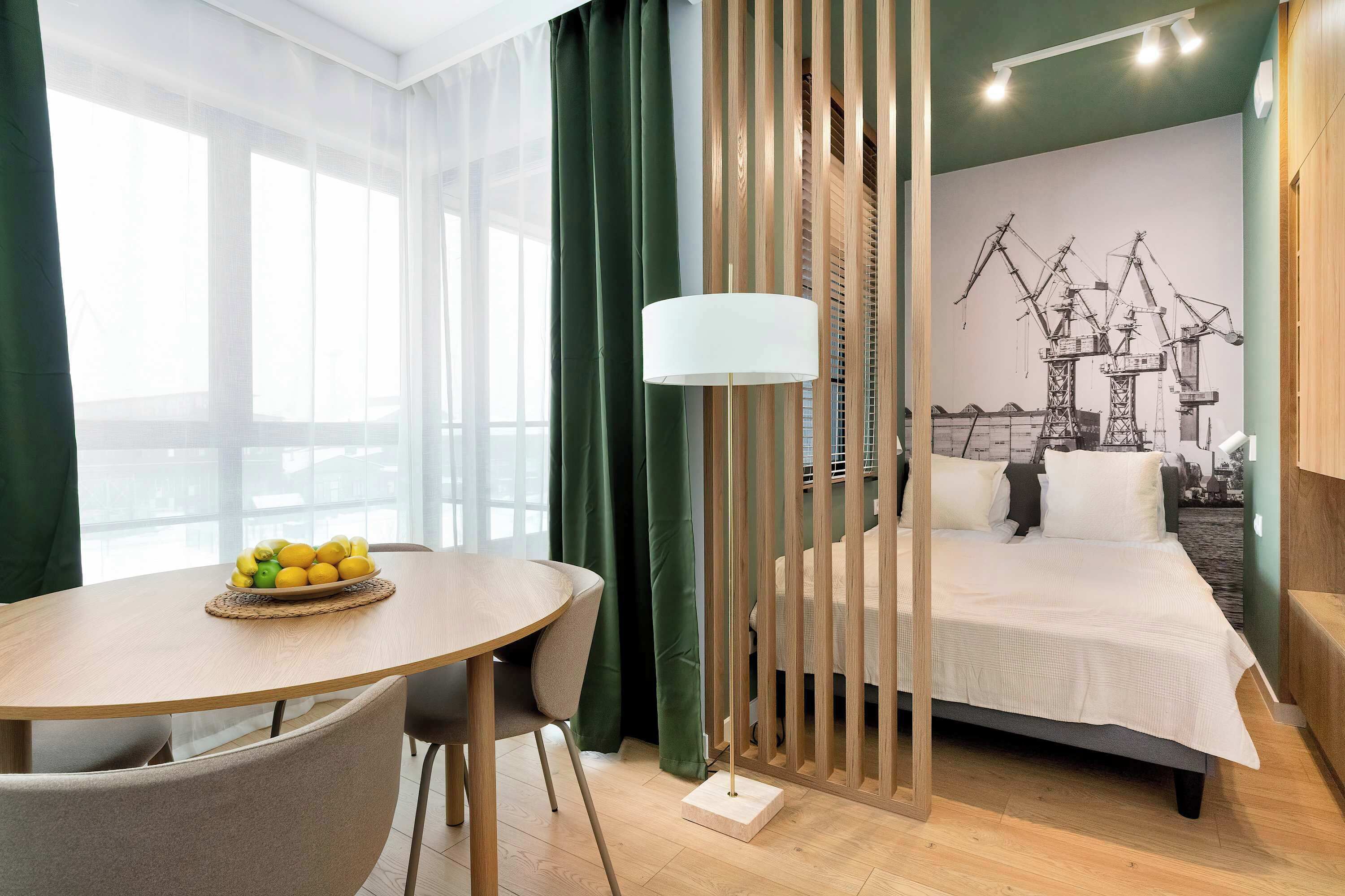 Tabla de planchar con plancha, wifi y ropa de cama 