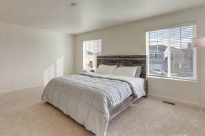 4 bedrooms, desk, iron/ironing board, Internet