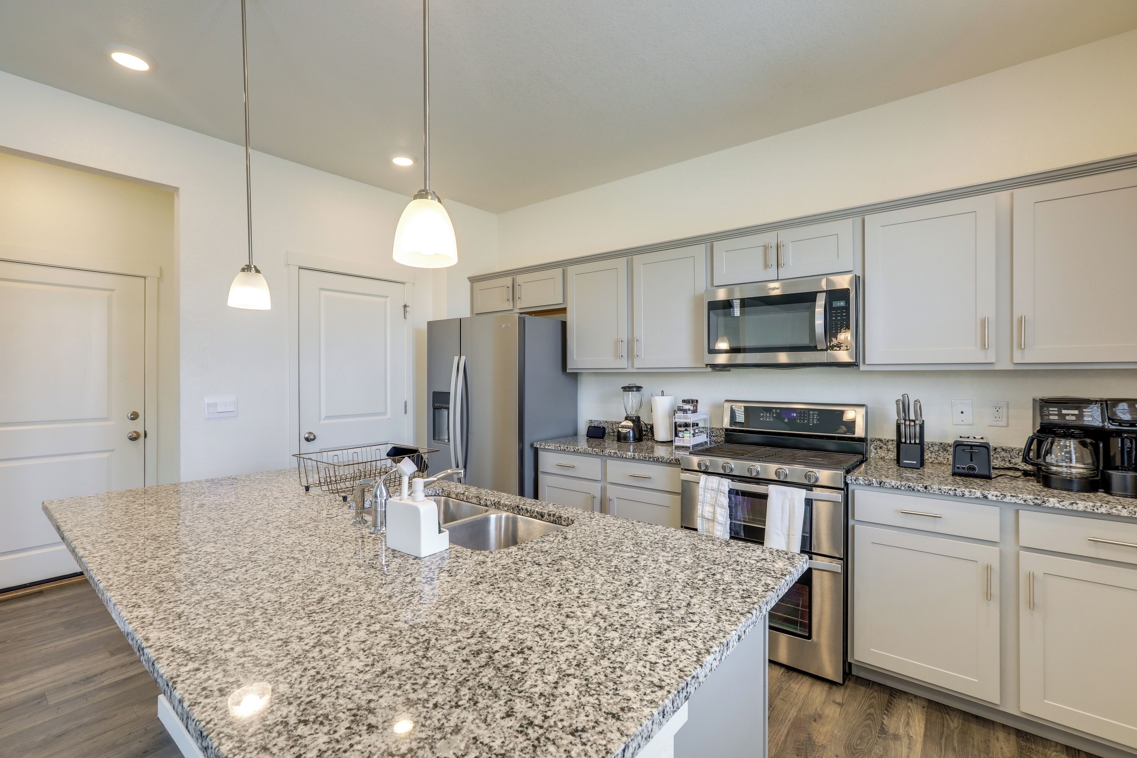 Refrigerador, microondas, parrilla de estufa y lavavajillas 