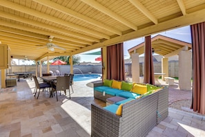 Outdoor dining - Glendale Entertainment Hub! Family Home w/ Pool (Glendale)