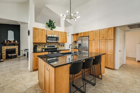 Fridge, microwave, stovetop, dishwasher - Glendale Entertainment Hub! Family Home w/ Pool (Glendale)