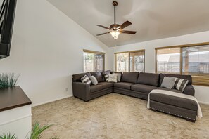 TV, ping pong - Glendale Entertainment Hub! Family Home w/ Pool (Glendale)
