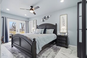 Een strijkplank/strijkijzer, wifi, beddengoed