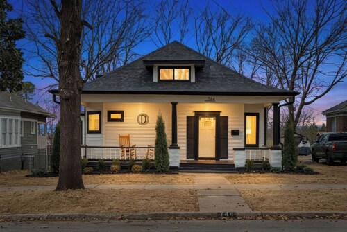 Denver’s Historic Haven in Downtown Tulsa: Sleeps 7