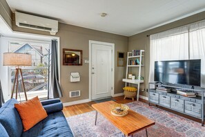 TV, books - 8 Mi to Lumen Field! Walkable Home w/ Fenced Yard (Seattle)