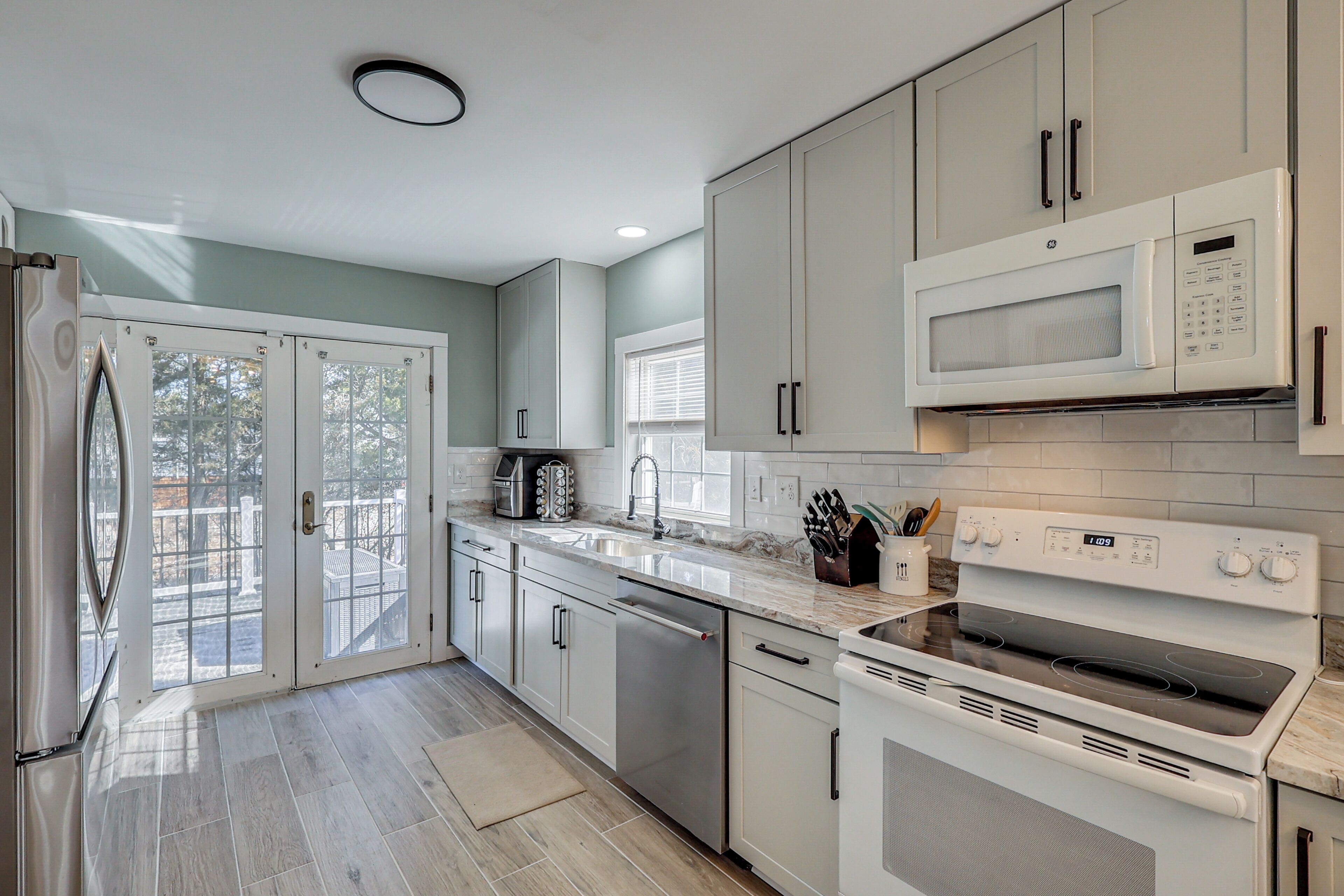 Frigorífico, microondas, placa de cocina y lavavajillas