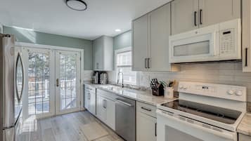 Fridge, microwave, stovetop, dishwasher