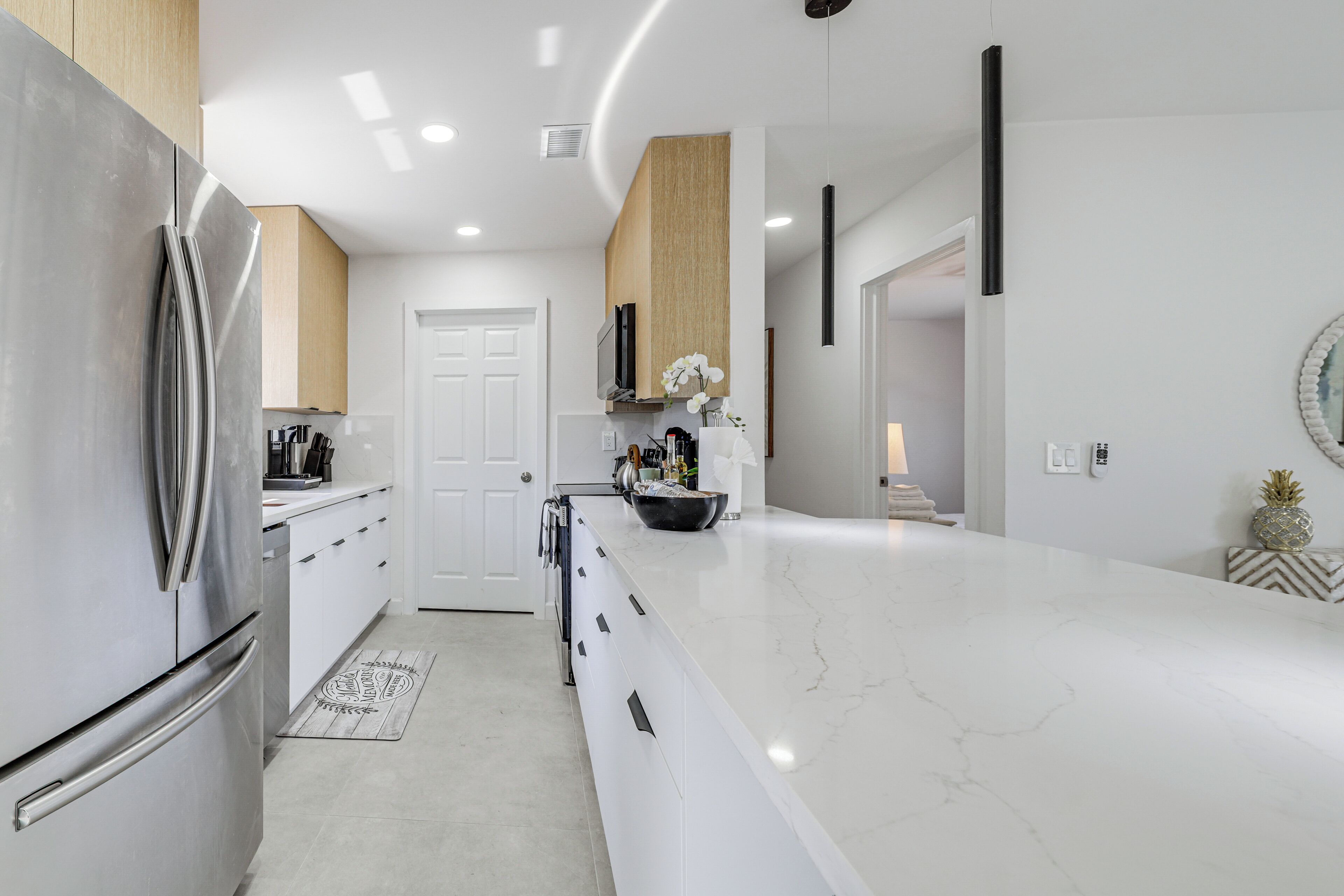 Kühlschrank, Mikrowelle, Herdplatte, Geschirrspüler