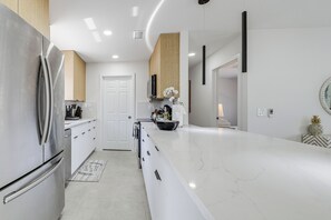 Geladeira, micro-ondas, cooktop, lava-louças
