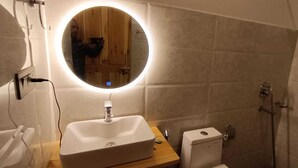 Deluxe Room, Balcony | Bilik Mandi | Pancuran mandi, kelengkapan dandanan diri percuma, tuala disediakan 